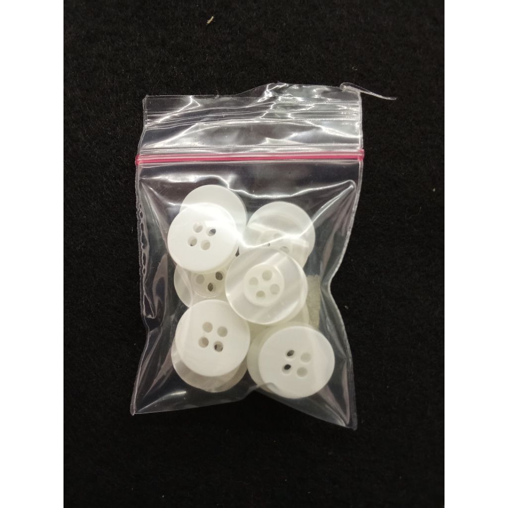 Kancing bening putih