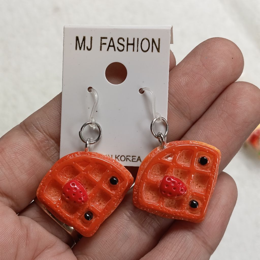 Sepasang anting anak dewasa kait plastik waffle strawberry