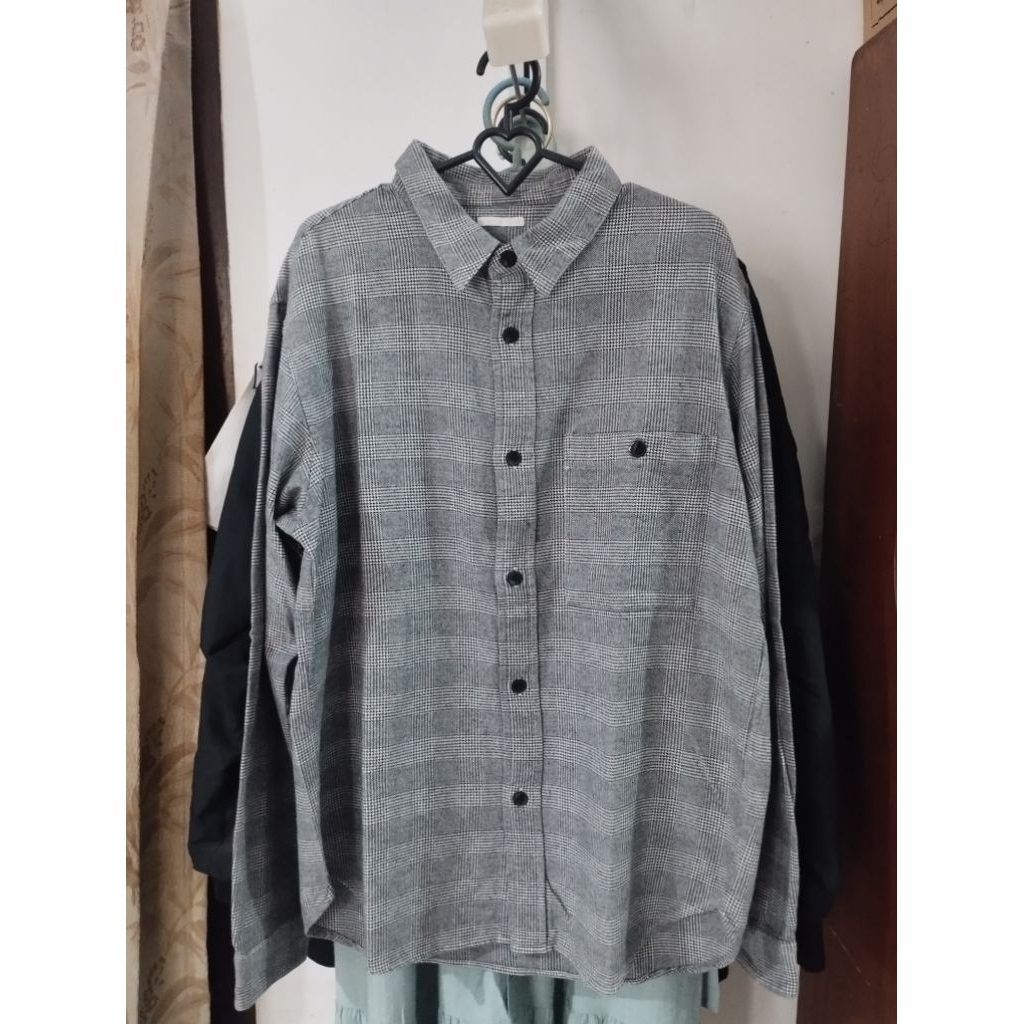 [PRELOVED] Atasan Kemeja GU Unisex Kotak Hitam Abu