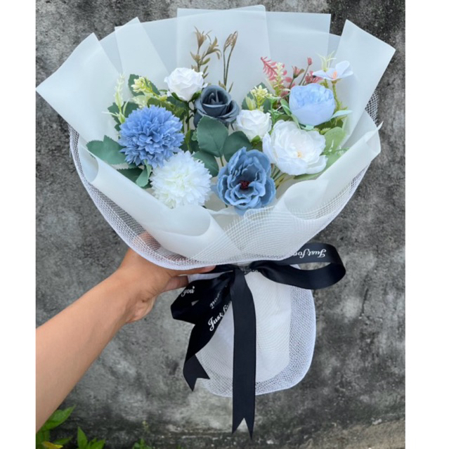 Buket bunga wisuda standar biru putih mix 8 kuntum