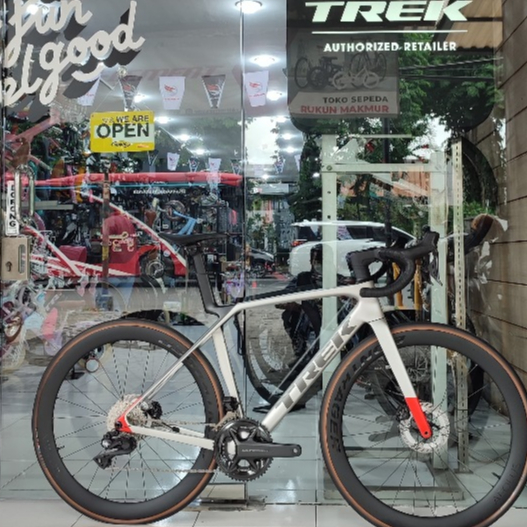 NEW TREK Madone SL 7 Gen 8 - Light Aero Road Bike OCLV 500 Carbon With Shimano ULTEGRA Di2 12 Speed 