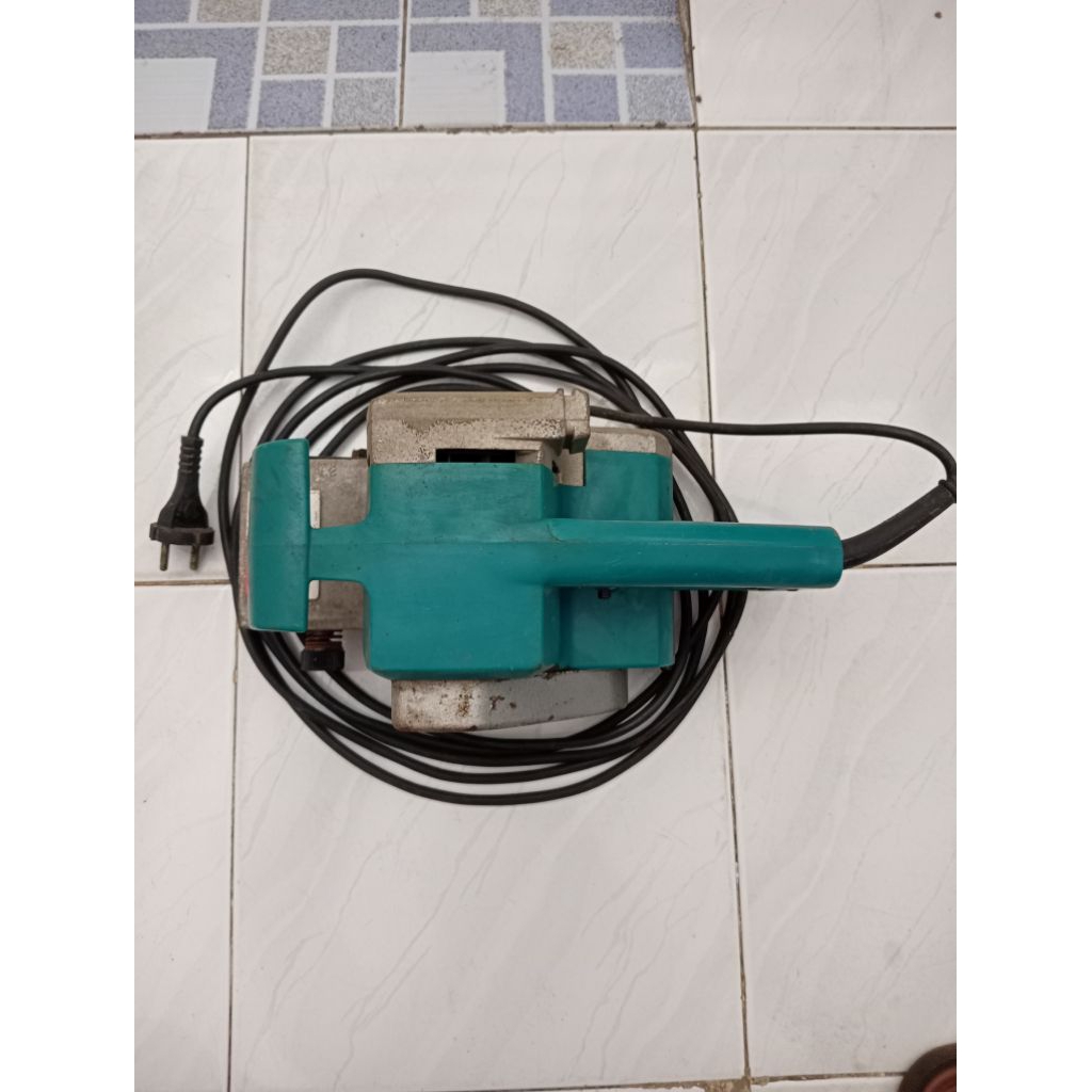 Mesin serut kayu Makita