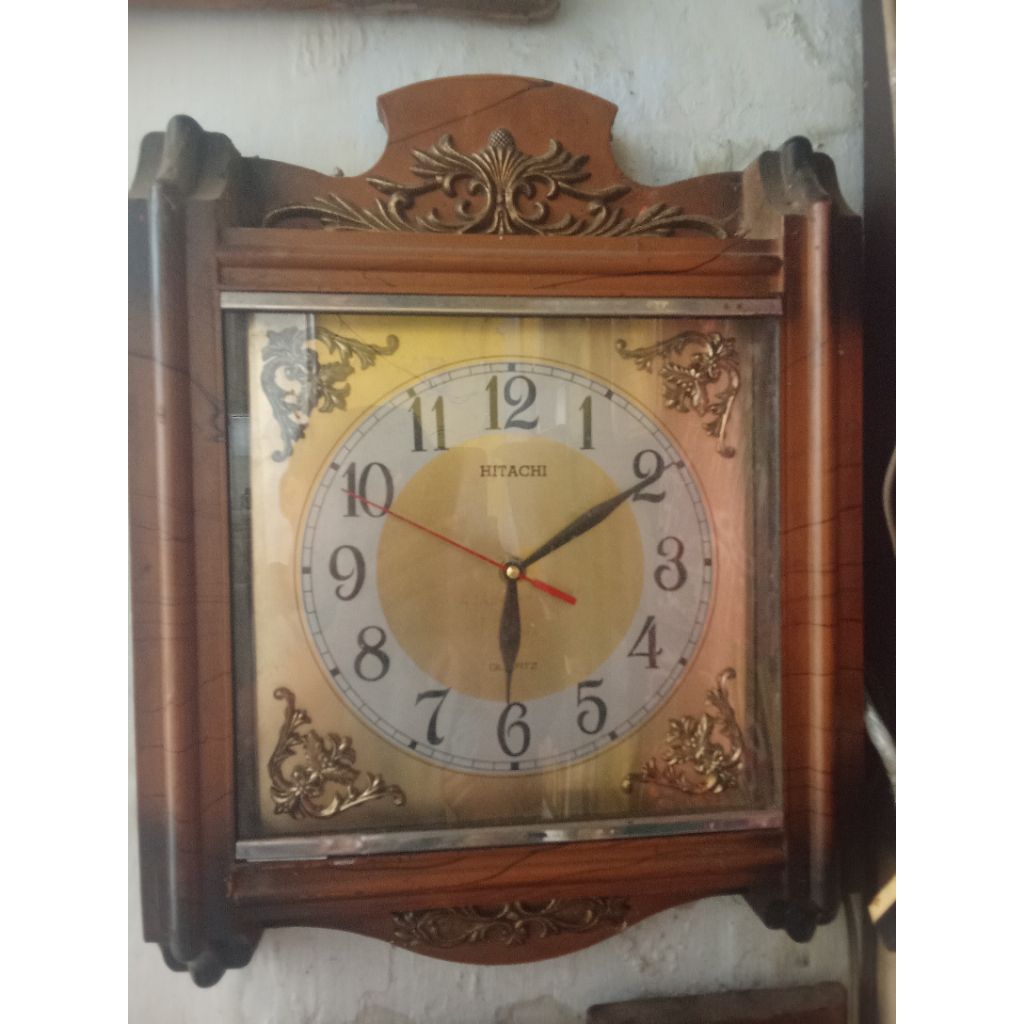 Jam dinding kuarsa Hitachi antik