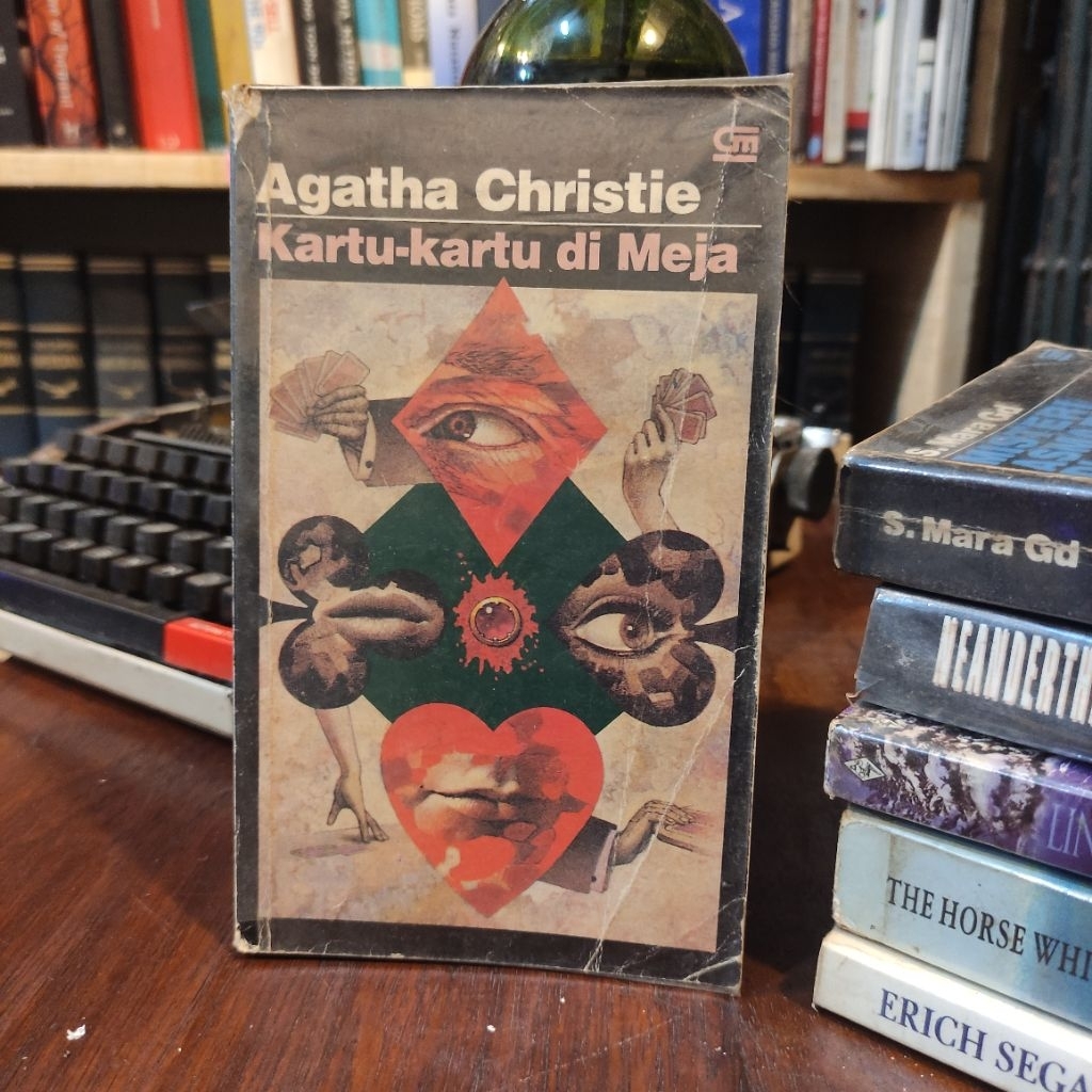 Novel Agatha Christie Kartu Kartu Di Meja