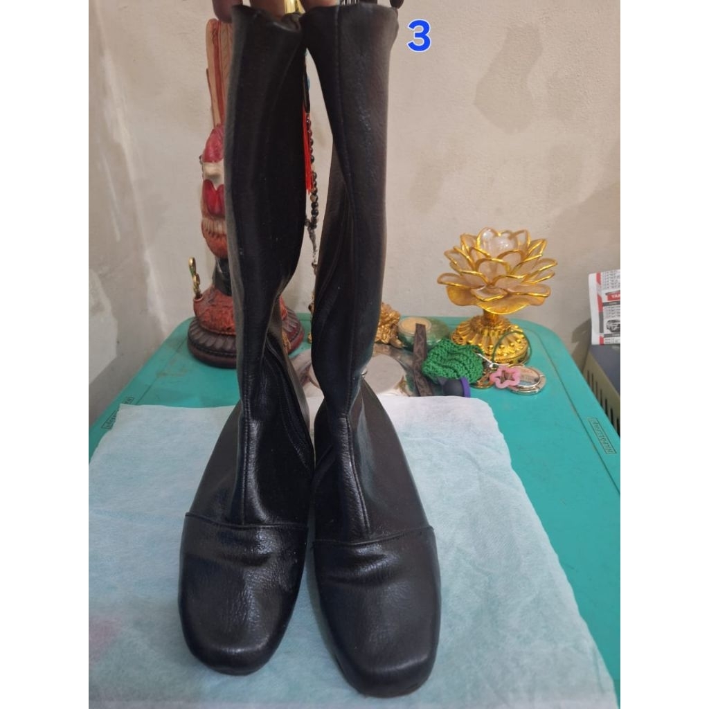 Sepatu bot wanita branded Bally uk 3 warna hitam 
Limited edition 
Barang terawat 
Pemakaian pribadi
