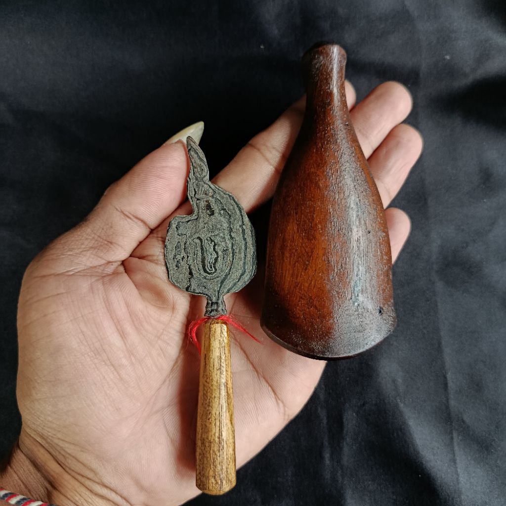 Hiasan pajangan Bahan Besi ji Motif ukir Huruf U