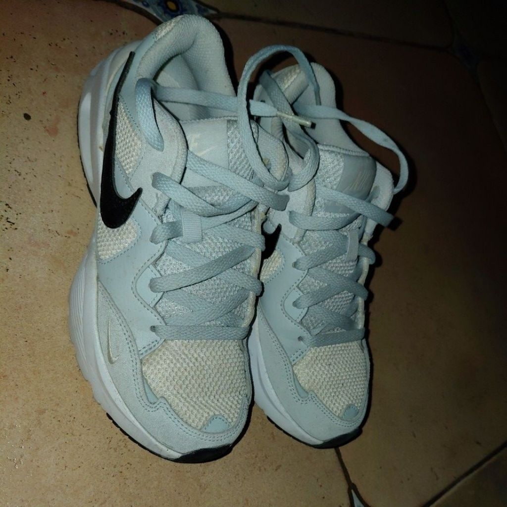 Sepatu Olahraga Nike