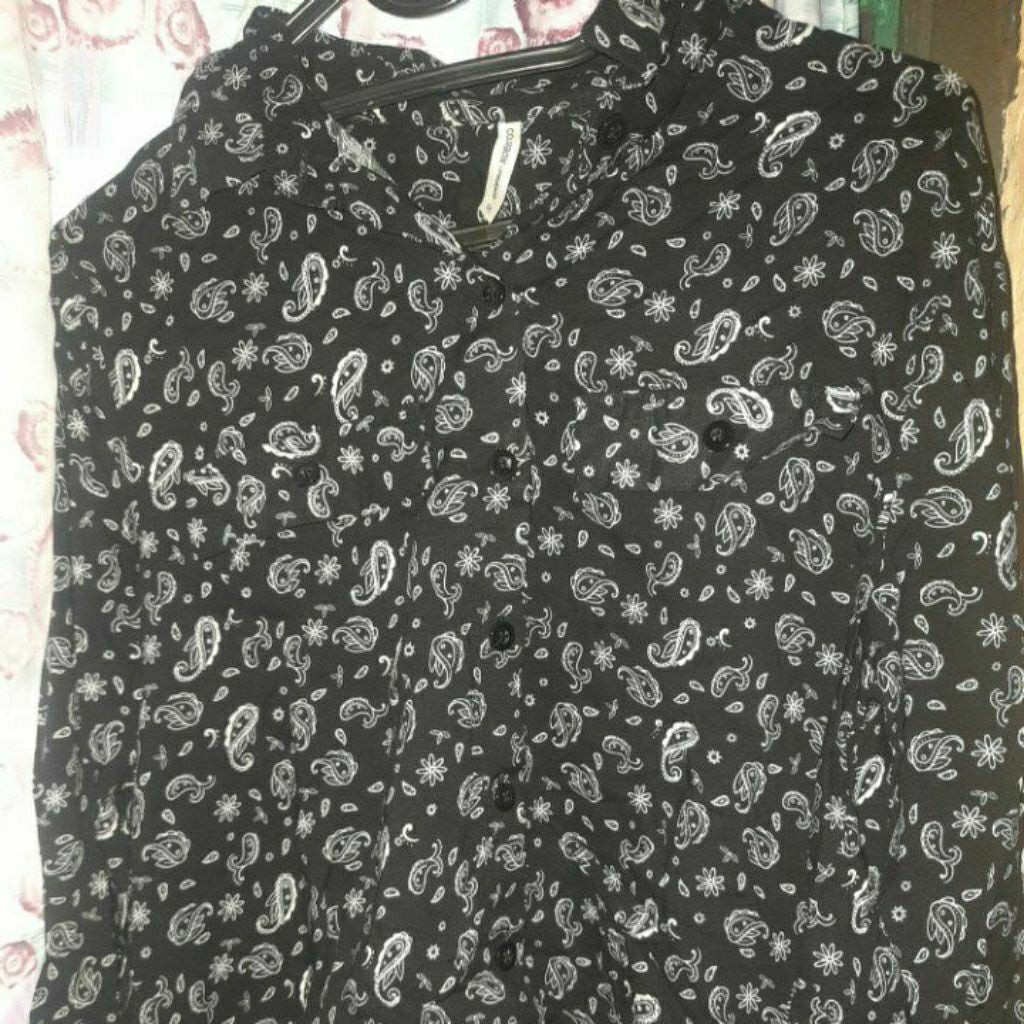 preeloved blouse/ kemeja lengan panjang hitam bermotif colorbox