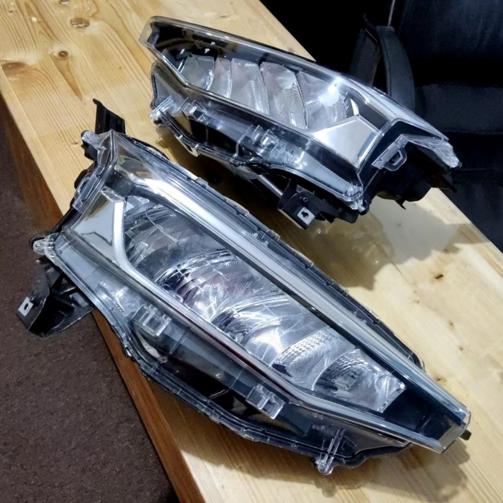 Headlamp lampu depan DAIHATSU XENIA 2023-2024 original