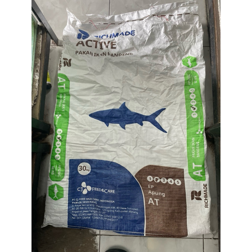karung bekas pakan ikan kapasitas 30KG.