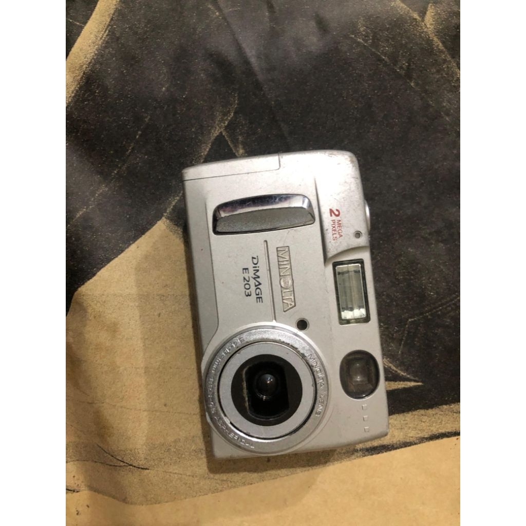 Minolta  DiMAGE E203