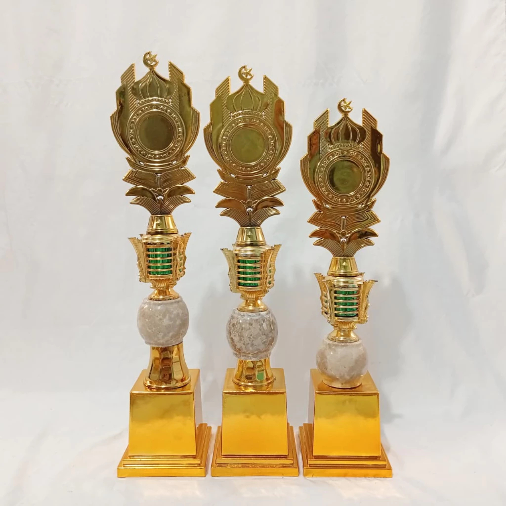 Piala satuan tatakan emas kombinasi marmer bola dan pagoda