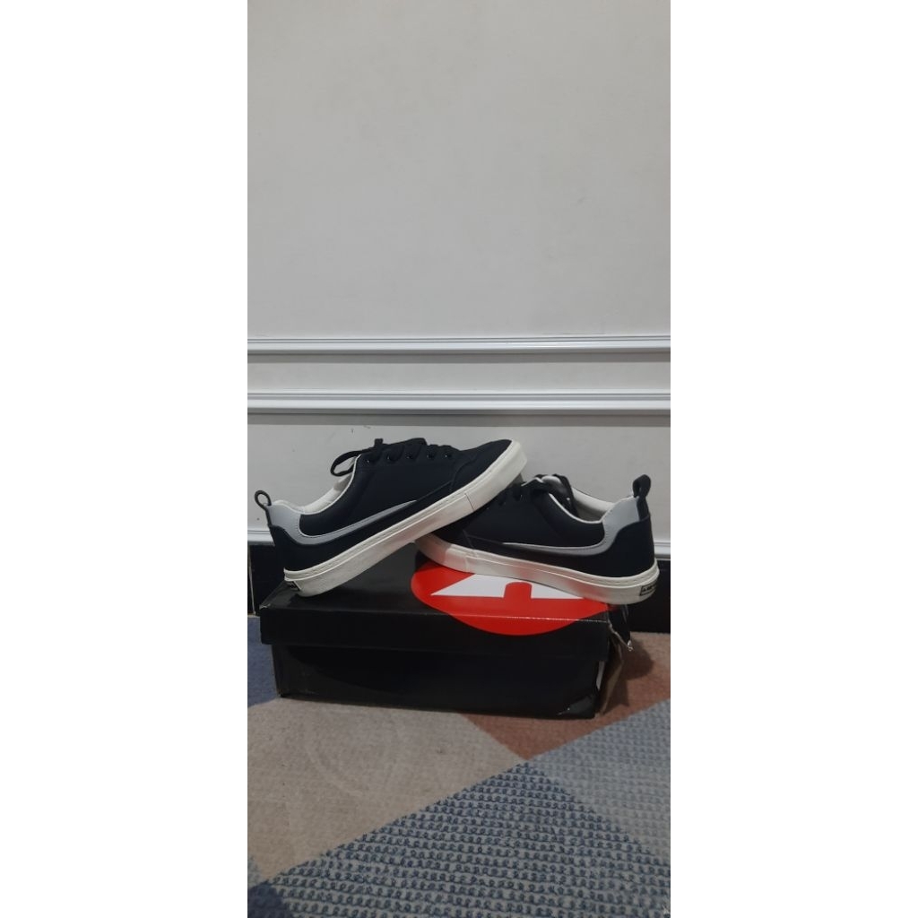 Sepatu black white