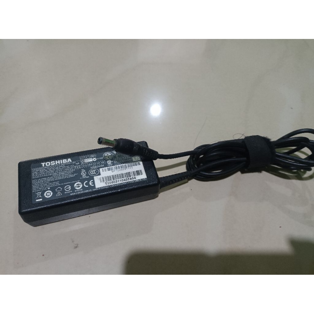 Adaptor cas laptop toshiba 19v 3.42a colokan lubang standart toshiba