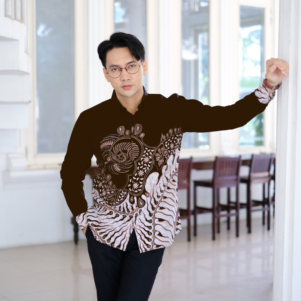 Batik Rayyanka Motif Notonegoro Mahogany Kemeja Batik Pria Lengan Panjang Warna Mahogany Terbaru