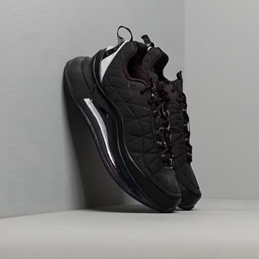 sepatu sneakers 720 818