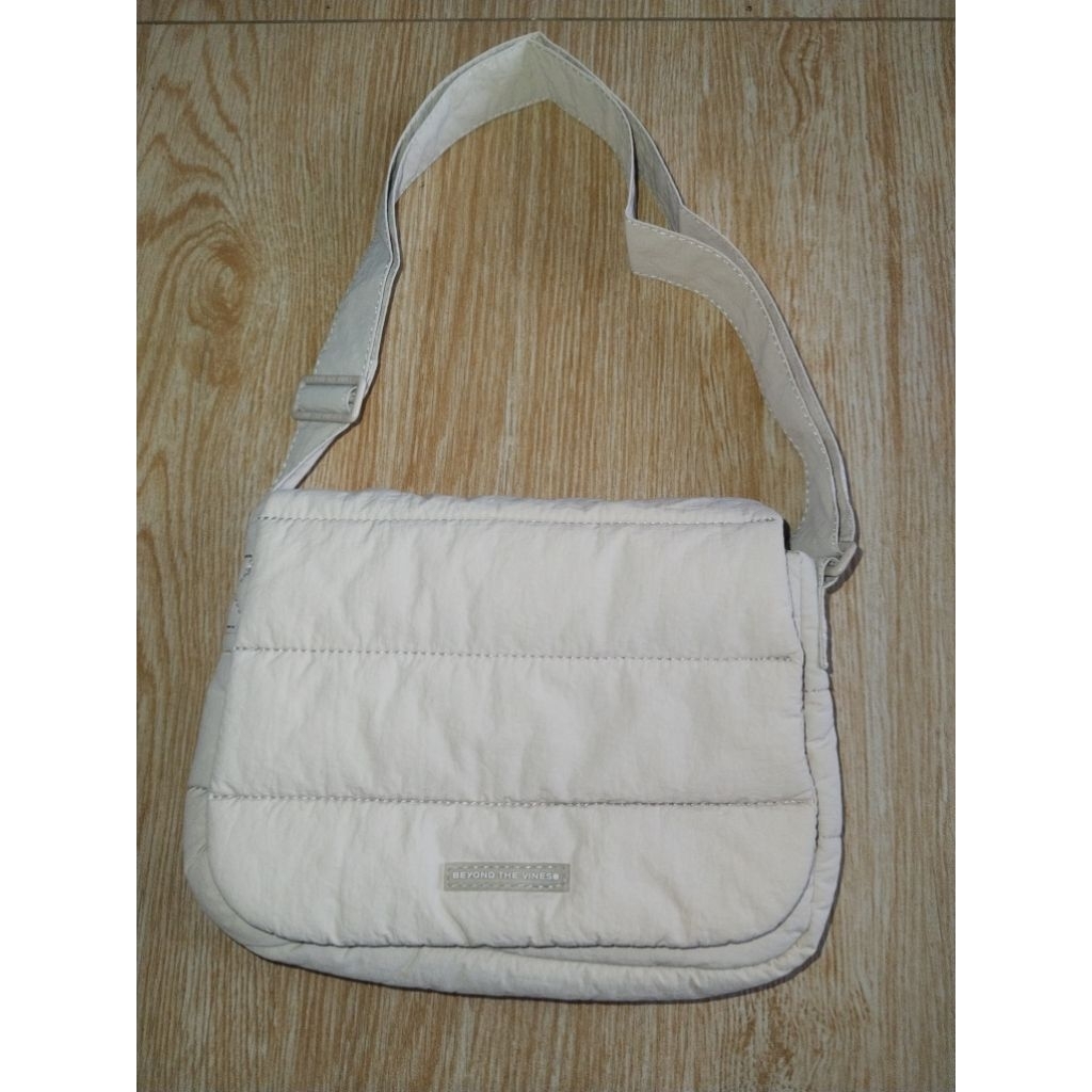 Tas Selempang/Tas Wanita/Tas btv/Tas poofy/Btv poofy cream (Preloved)
