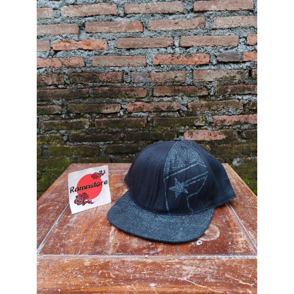 topi famous build up