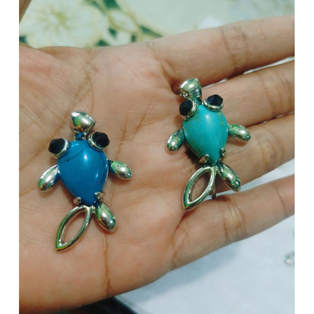 Liontin kodok batu virus