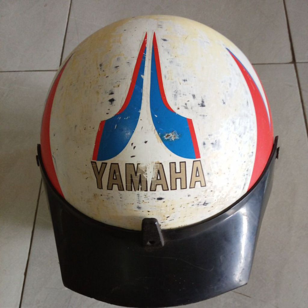 Helm Yamaha bekas lawas sesuai fotoready