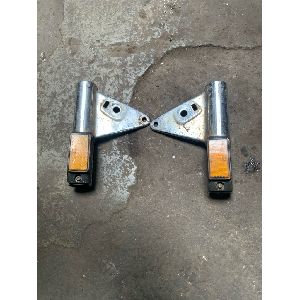 Kupingan lampu GL 100 / GL 125 - pangkon lampu GL 100 cdi original