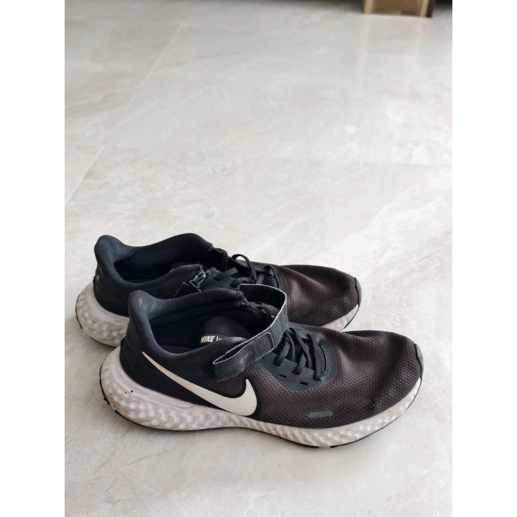 Nike Revolution 5 FlyEase (Black/Anthracite) bekas