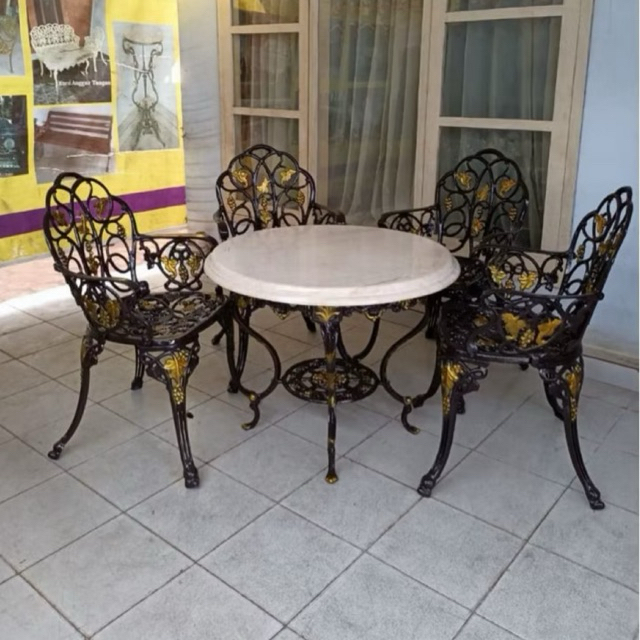 Meja Teras Marmer Dan 4 Kursi Teras Besi Ukir