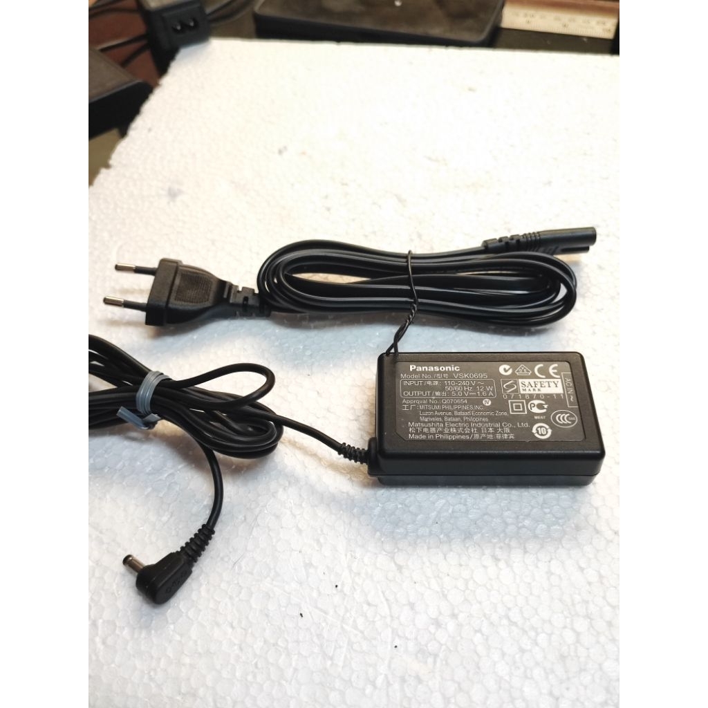 Adaptor / Charger video camera PANASONIC VSK0695  5V 1,6A Jack kecil 4mm