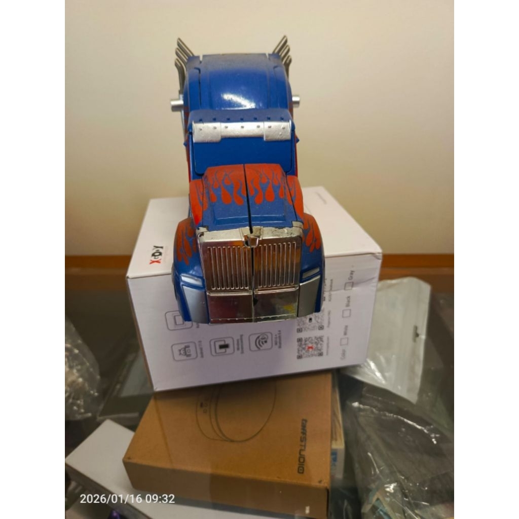 mainan robot Transformer optimus prime truk biru