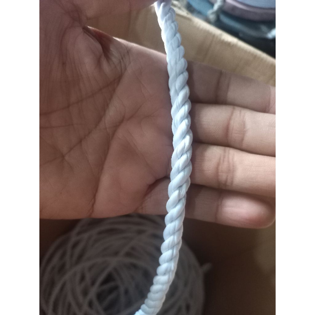 Tali tambang kuralon 8 mm.