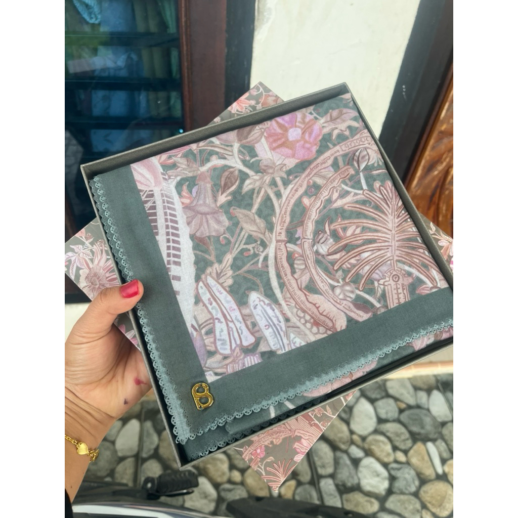 preloved Buttonscarves Dubai voile square-jade