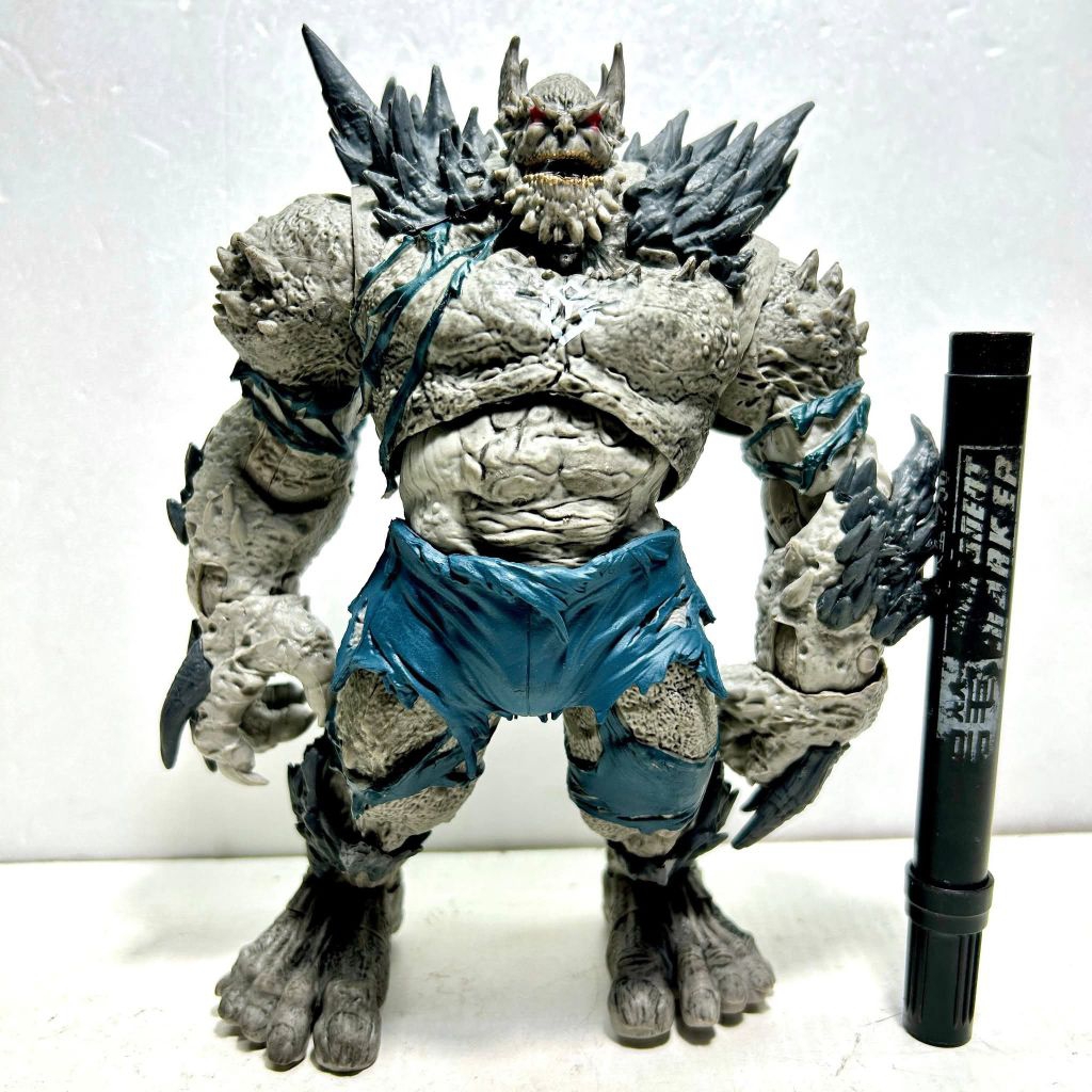 mainan action figure Devastator doomsday Batman komik Dark Nights: Metal dari DC Comics. detail bagu
