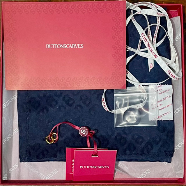 Tapis Embossed 2.0 Scarf Navy pekat ButtonScarves New BOX