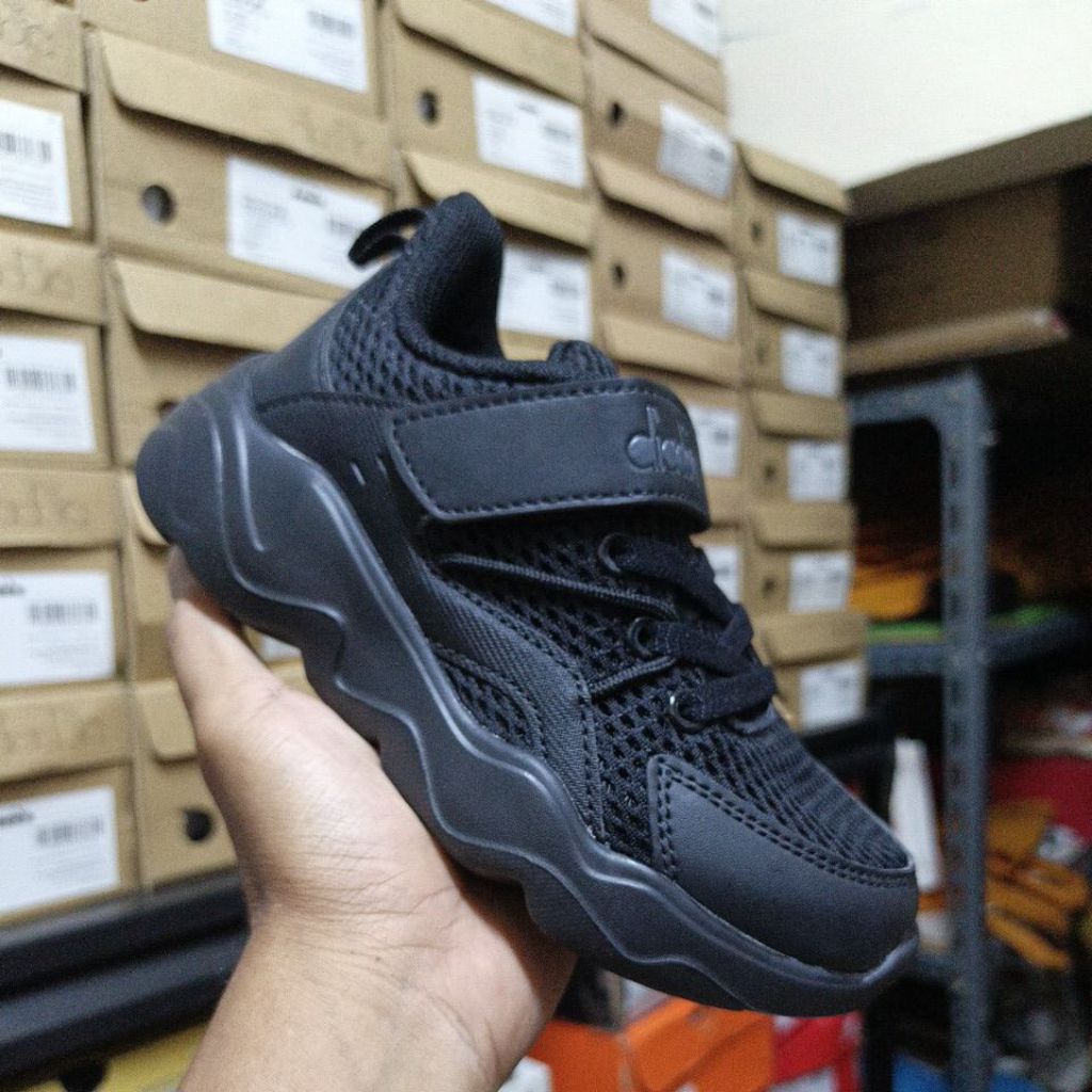 Sepatu Olahraga Anak DIADORA Hubert Full black Original Resmi Sport Station