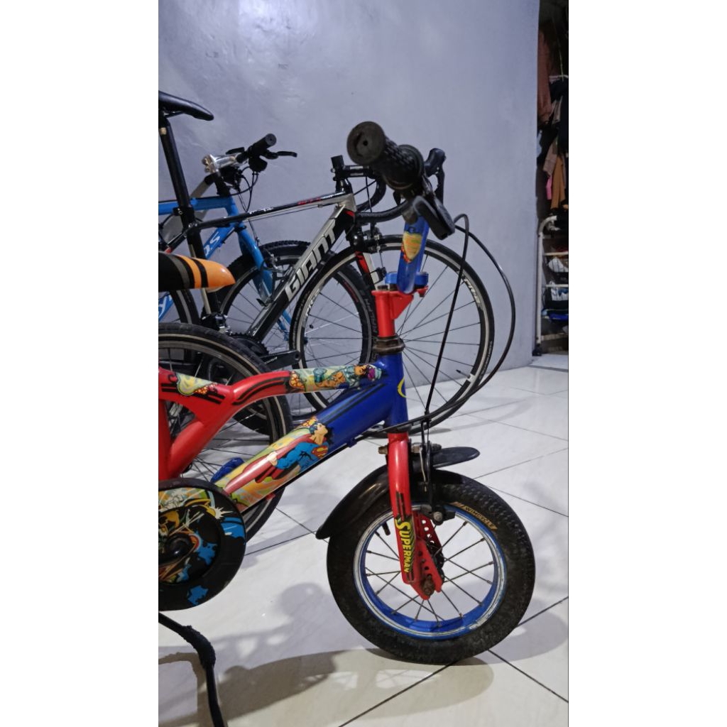sepeda anak wimcycle ring 12 edisi superman bekas pakai