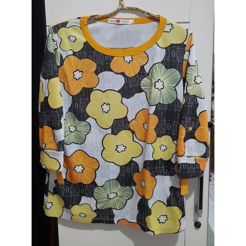 Preloved - Baju motif bunga model lengan 3/4 untuk wanita