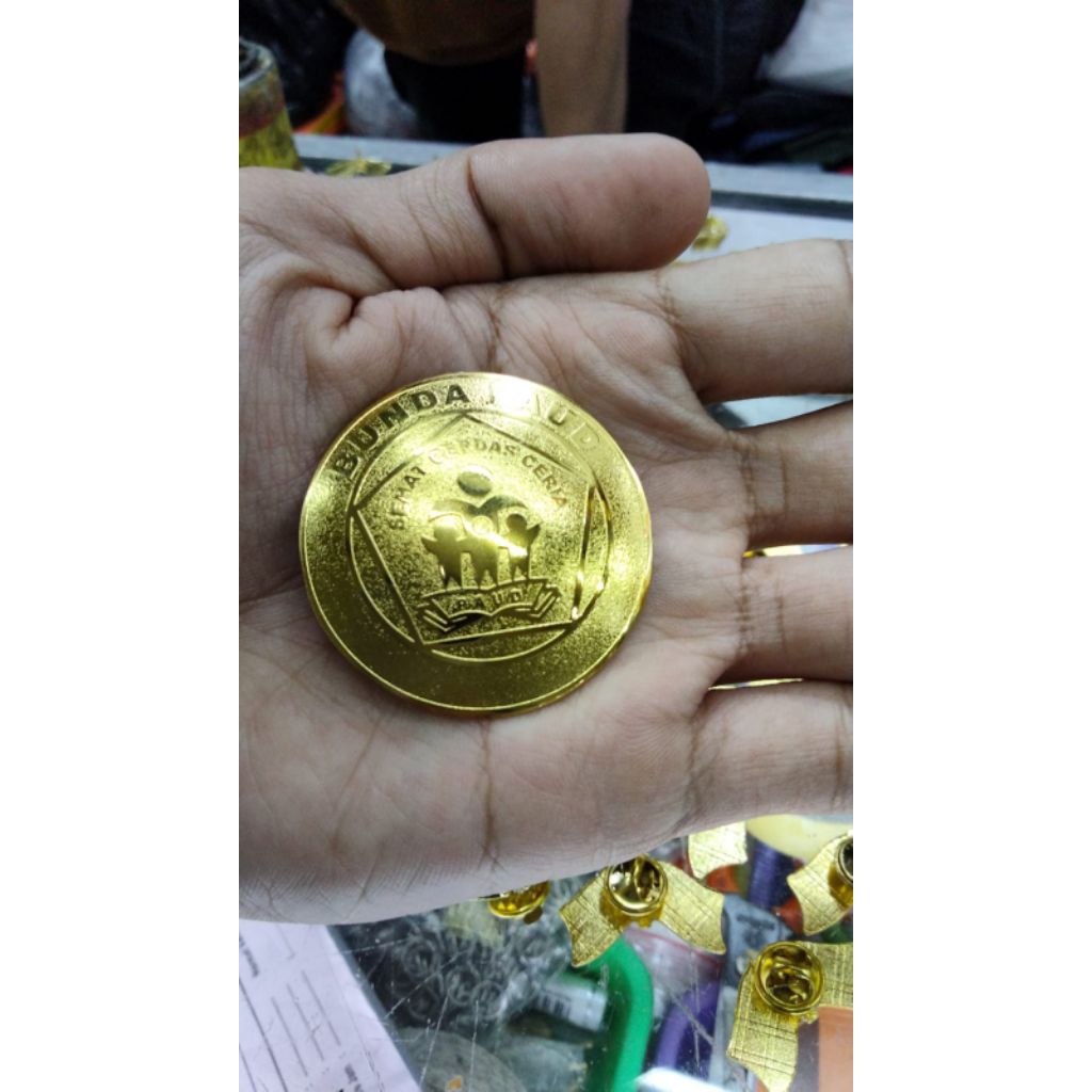 Pin bahan Kuningan disepuh emas Custom logo dan tulisan
