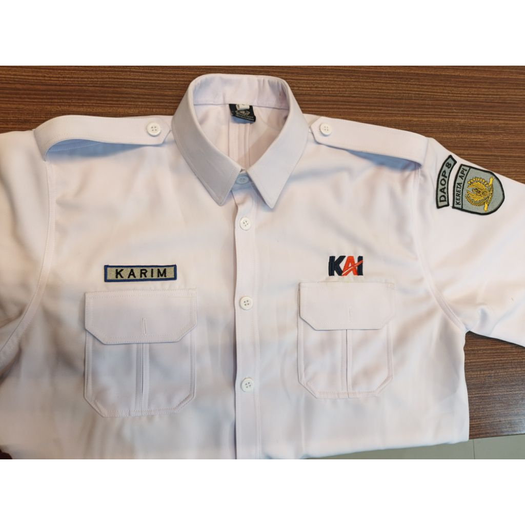 Kemeja seragam R6 kereta api