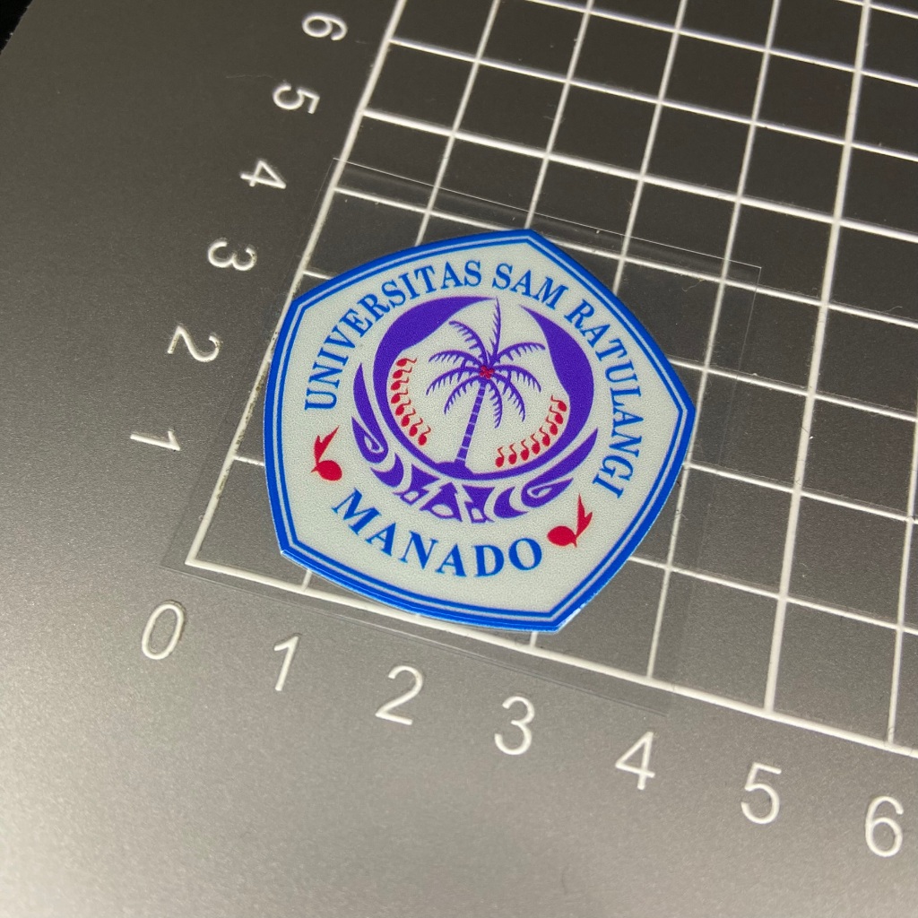 Sticker UV DTF – Universitas SAM Ratulangi Manado | Ukuran 4 x 4 cm | Ready Stock | Anti Air
