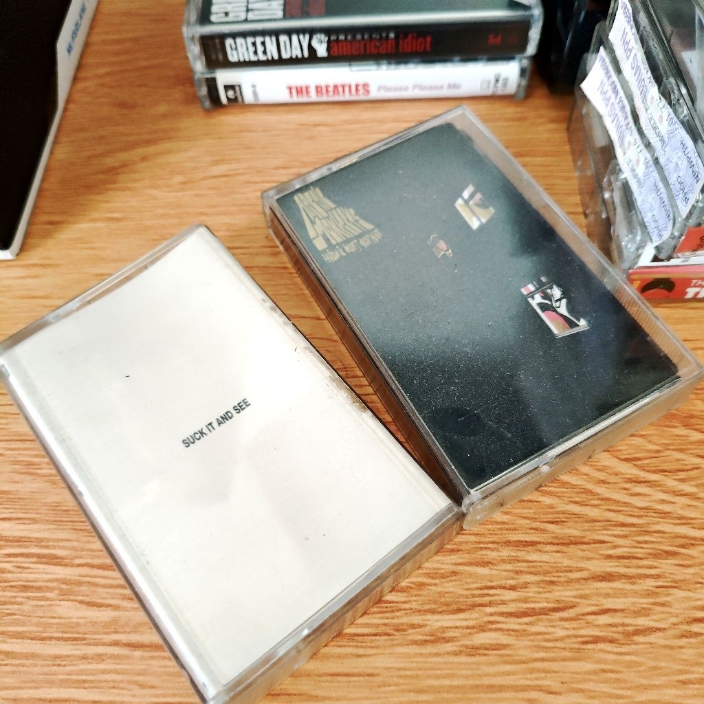 Kaset pita Arctic monkey Album suck it and see dan favorite worst nightmare