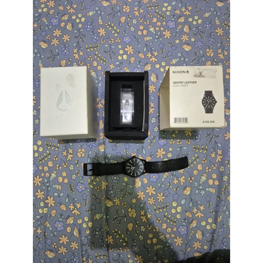 NIXON SENTRY LEATHER PRELOVED BEKAS PRELOVE SECOND BLACK/WHITE JAM TANGAN PRIA 38 MM