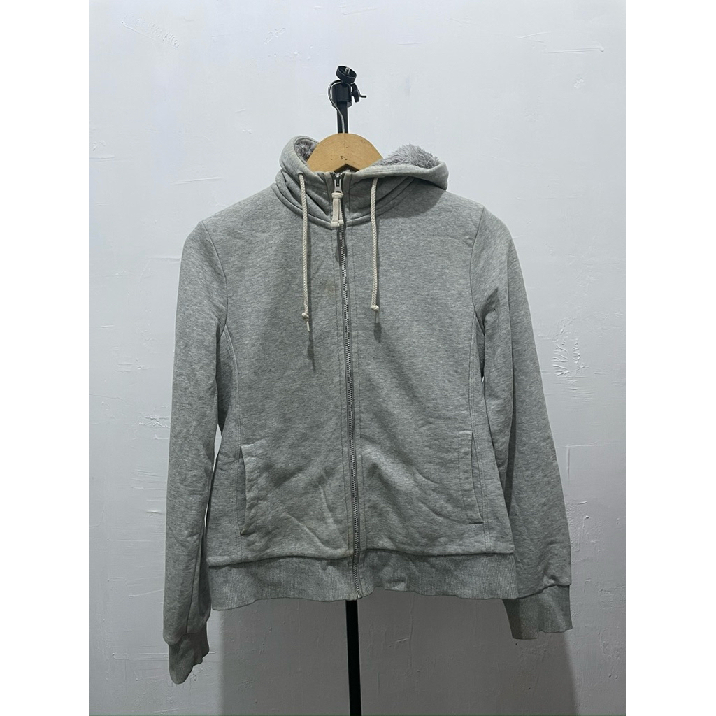 Hoodie Uniqlo dengan bahan bulu domba tebal