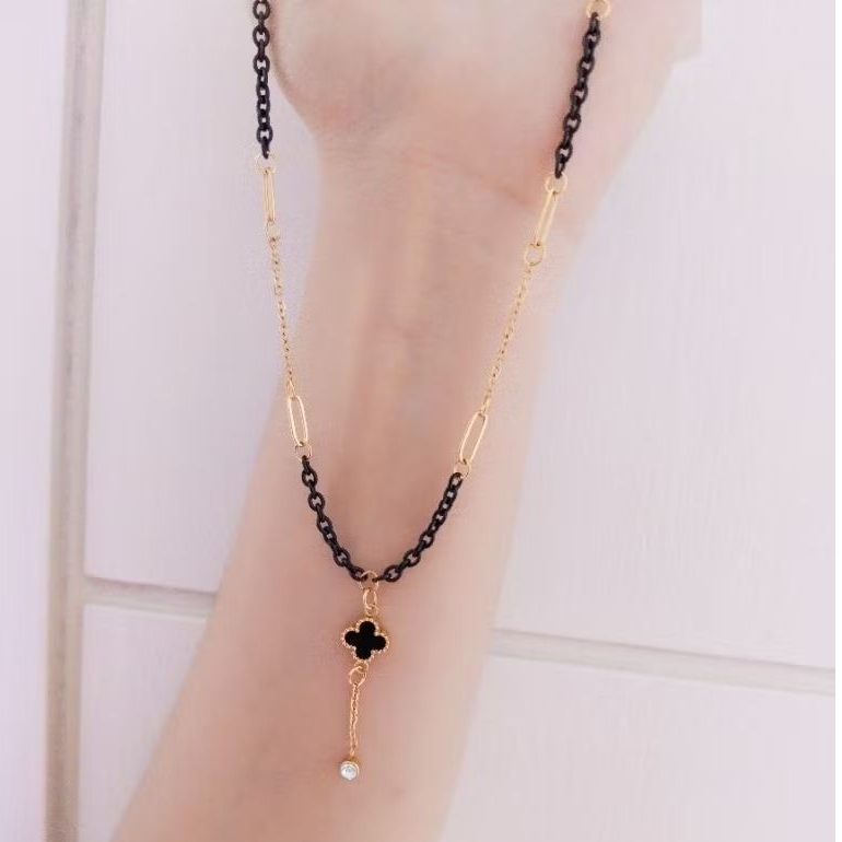 U8 kalung kait lobster clover permata panjang rantai kombinasi black gold cap 750/17k