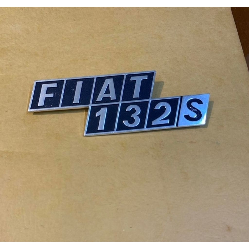 Emblem mobil Fiat 132-S