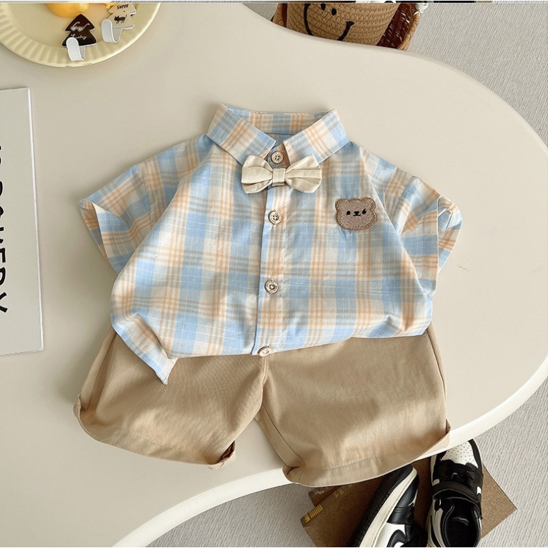 Setelan Anak Laki-Laki Kemeja Kotak Pastel + Celana Pendek Cream Aksen Dasi Kupu dan Patch Beruang A