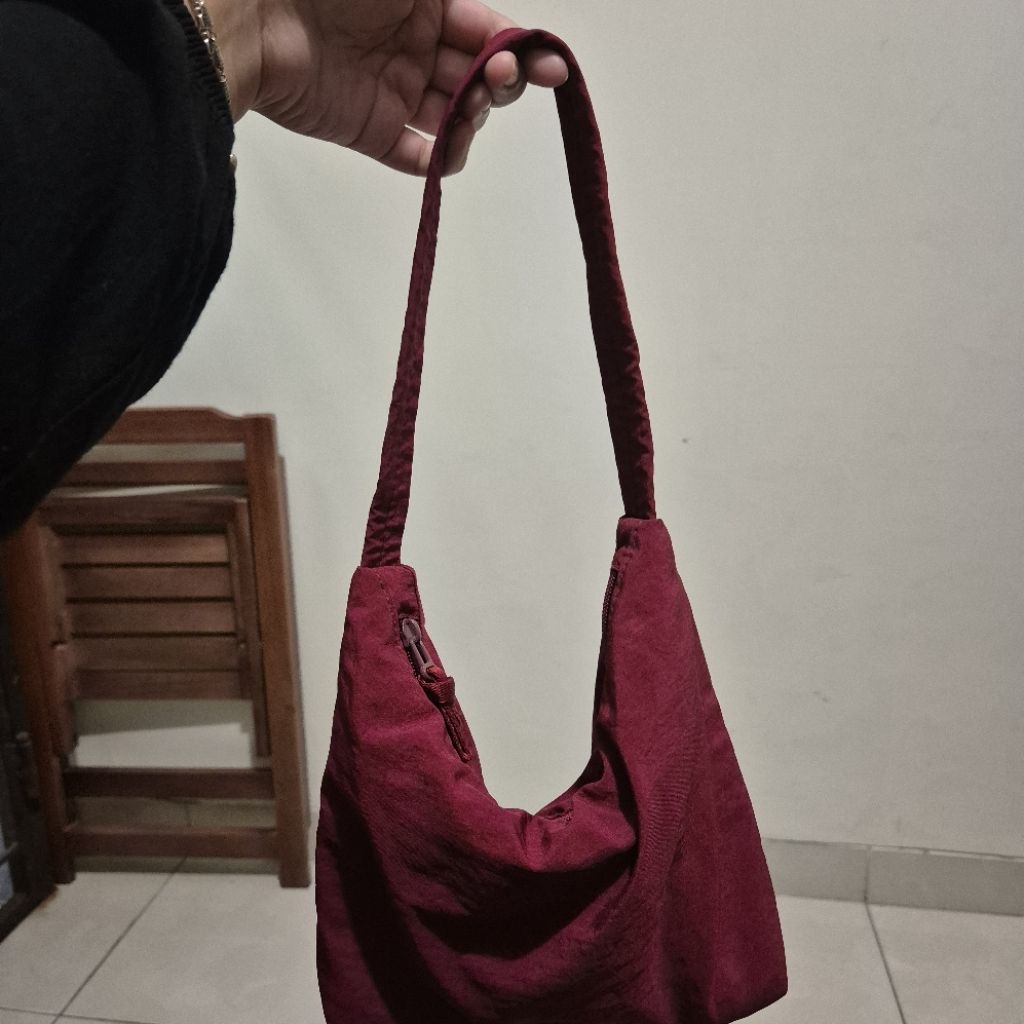 tas parasut merah mirip uniqlo