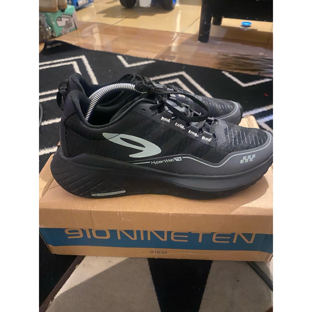 sepatu lari nineteen second