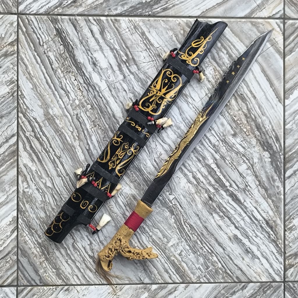 Mandau senjata pusaka khas suku adat dayak asli kalimantan