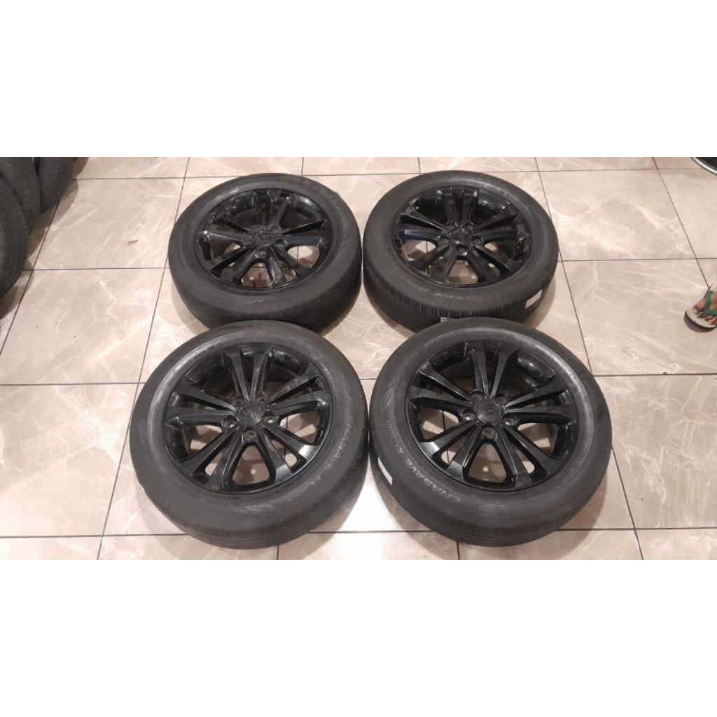 Velg dan ban bekas mobil oem copotan terios ring 17 lebar 7 baut 5x114.3 + ban 70%