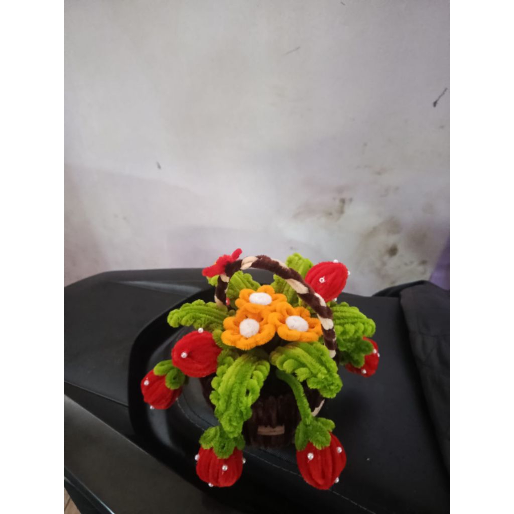 buah strawberry dengan pot kranjang